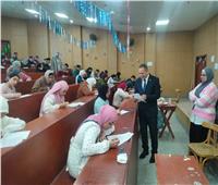 رئيس جامعة دمياط يتابع امتحانات الميدتيرم ويشيد بالانضباط داخل اللجان