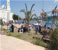 إقبال كبير على مدينة رشيد ومسجد "أبو مندور" والحدائق للاحتفال بشم النسيم وعيد القيامة