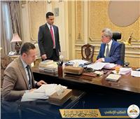 وزير شئون المجالس النيابية يباشر مهام عمله من مقر الوزارة بالقصر العيني
