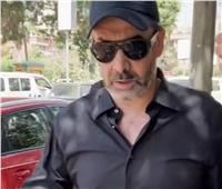 كريم عبد العزيز يواسي منة شلبي في جنازة والدها 