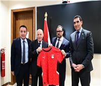 رئيس شباب النواب يكرم أبو ريدة وأعضاء الجهاز الفني للمنتخب الوطني