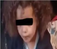 بـ«شنطة ألعابها».. حكاية طفلة أُلقيت في الشارع 