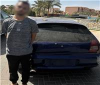 سبق إيداعه إحدى المصحات النفسية.. سائق يقود سيارة برعونة واضعًا قدمه خارج النافذة