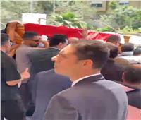خروج جثمان هاني شاكر من مسجد أبو شقة إلى مثواه الأخير بمقابر الأسرة