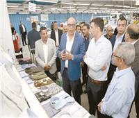 وزير الصناعة يتفقد مجمعاً للأسمنت ومصنعين للملابس والأغذية