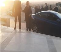 فريدة الشوباشي تصل عزاء هاني شاكر بمسجد أبو شقة | صور 