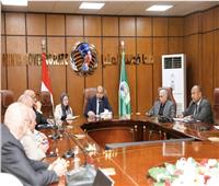 محافظ المنيا يبحث مع وفد هيئة الاستثمار الألمانية إنشاء مصنع لإنتاج ضفائر السيارات