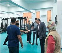 رئيس جامعة العريش يواصل جولاته المفاجئة بزيارة صالة اللياقة البدنية
