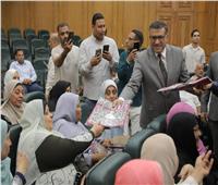 فيديو| محافظ قنا يسلم جوازات السفر وملابس الإحرام لعدد من حجاج الجمعيات الأهلية