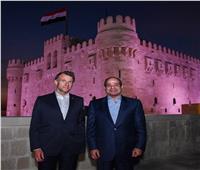 الرئيس السيسي يرحب بنظيره الفرنسي في الإسكندرية