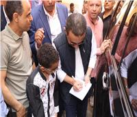 محافظ المنوفية يجبر بخاطر طالب ويوقع له «أوتوجراف بكراسته»