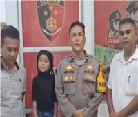 بدلًا من الخوف.. طفلة إندونيسية ضائعة تُبهر الشرطة بفرحها ورقصها