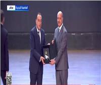 رئيس الوزراء يكرم شركاء النجاح الدوليين والمديريات التعليمية
