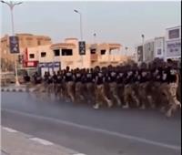 بالفيديو .. طابور سير قوات الصاعقة المصرية يثير إعجاب سكان العبور