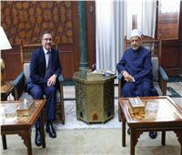 شيخ الأزهر يبحث مع السفير البريطاني بالقاهرة تعزيز التعاون المشترك