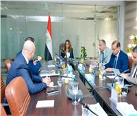 وزيرة التنمية المحلية تبحث مع عدد من الشركات تطوير سيارات الميكروباص والسيرفيس  