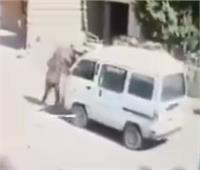 مريض نفسي يحطم سيارة بعصا خشبية في سوهاج