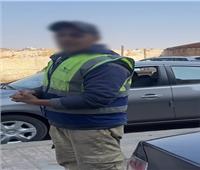 منادي سيارات بدون ترخيص يبتز سيدة في النزهة الجديدة