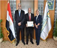 البنك الأهلي المصري يطرح نسخة صديقة للبيئة من بطاقة «ميزة» 
