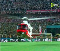 طائرة درع الدوري المصري تهبط في ستاد القاهرة لتتويج الزمالك