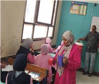 مديرة مدرسة توزع المياه المثلجة على الطلاب أثناء الامتحانات في قنا
