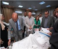 محافظ أسيوط يزور المرضى بمستشفى الإصابات الجامعي ويشاركهم فرحة عيد الأضحى