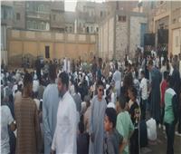 إقبال المواطنين على أداء صلاة عيد الأضحى داخل مركز شباب ريده بالمنيا