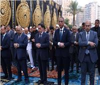 محافظ الجيزة يؤدي صلاة عيد الأضحى بساحة مسجد مصطفى محمود