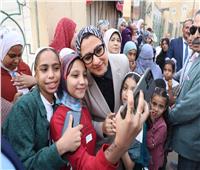 محافظ الوادي الجديد تلتقط الصور التذكاريه مع الاطفال عقب صلاة العيد