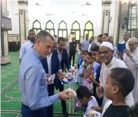 محافظ أسوان يوزع كروت تهنئة الرئيس السيسي والهدايا والعيدية على الأطفال
