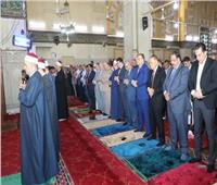 محافظ الشرقية يؤدي صلاة عيد الأضحى بمسجد الفتح بالزقازيق