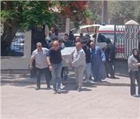 وصول جثمان والدة أحمد حلمي مسجد ناصر في بنها| فيديو 