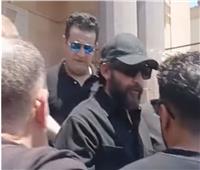 فيديو| أحمد حلمي يودع والدته لمثواها الأخير