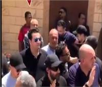 نقيب الإعلاميين يفجر مفاجأة حول المذيع المغمور بجنازة والدة أحمد حلمي 