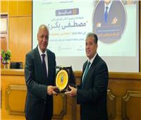 رئيس جامعة قنا يهدي مصطفى بكري درع الجامعة تقديرًا لمسيرته