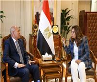 وزيرة التنمية المحلية والبيئة تتابع مع محافظ القاهرة تطوير المناطق التاريخية بالعاصمة