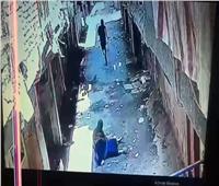 «أسقطها أرضًا».. تفاصيل ضبط المتهم بالتحرش بمسنة في شبرا الخيمة