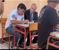 محافظ الغربية يجلس بجوار طالب بامتحانات الاعدادية بالمحلة لقراءة اسئلة اللغة العربية 