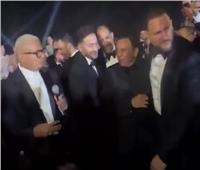 عمرو دياب ومحمد فؤاد يغنيان سويا "الحب الحقيقي" بزفاف ابنة شقيق عماد زيادة