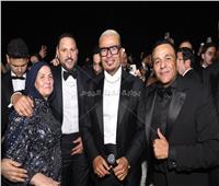 عمرو دياب ومحمد فؤاد يغنيان سويا "الحب الحقيقي" بزفاف ابنة شقيق عماد زيادة