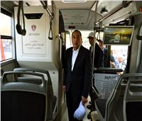 مدبولي يستقل أتوبيس النقل العام المطور ويتابع آلية التحصيل الإلكتروني