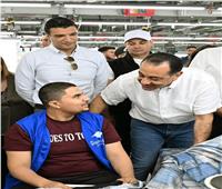 «مدبولي» يحاور العاملين بمصنع بالإسكندرية ويطمئن على مستويات الدخل