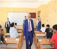 محافظ شمال سيناء يتفقد لجان امتحانات الثانوية الصناعية بالعريش 