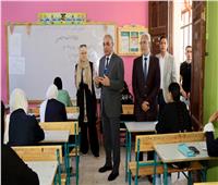 محافظ الإسماعيلية يطمئن على طلاب الشهادة الإعدادية داخل اللجان