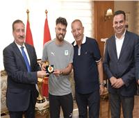 محافظ بورسعيد يكرم النادي المصري بعد التتويج التاريخي بكأس الرابطة