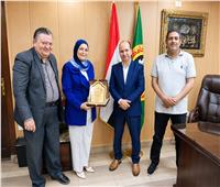 تكريم مديرة مركز تدريب الأسنان بالدقهلية لبلوغها السن القانونية