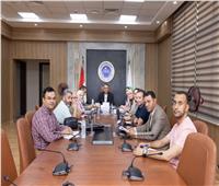رئيس جامعة المنصورة الأهلية يناقش خطط تطوير التدريب العملي والأنشطة الصيفية
