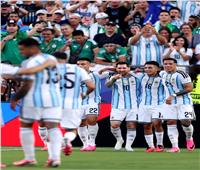 الأرجنتين تهزم الجزائر بثلاثية في بداية رحلة الدفاع عن لقب كأس العالم