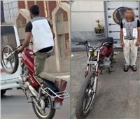 ضبط قائد دراجة نارية لأدائه حركات استعراضية خطرة في شوارع الوايلي 