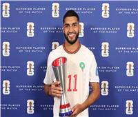 شاهد.. احتفال لاعبي المغرب بإسماعيل صيباري بعد فوزه بجائزة "رجل المباراة"